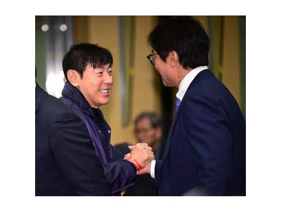 신태용 감독 친근함의 스킨십 논란