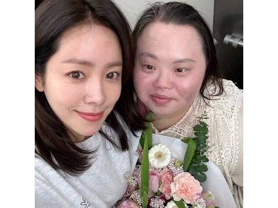 한지민 우리들의 블루스 다운증후군 작가 응원