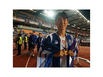 황인범 FC포르투 첫 경기에서 우승 트로피 들어 올림